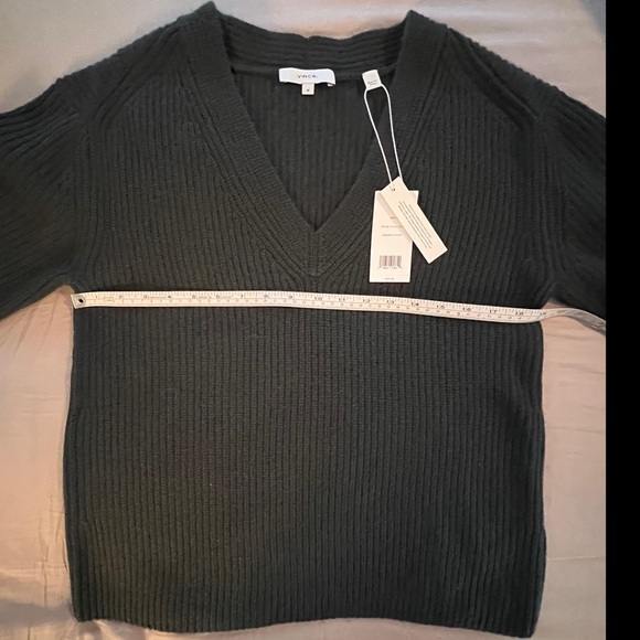 VINCE V-NECK WOOL & CASHMERE SWEATER - SIZE MEDIUM - NWT - Picture 7 of 13
